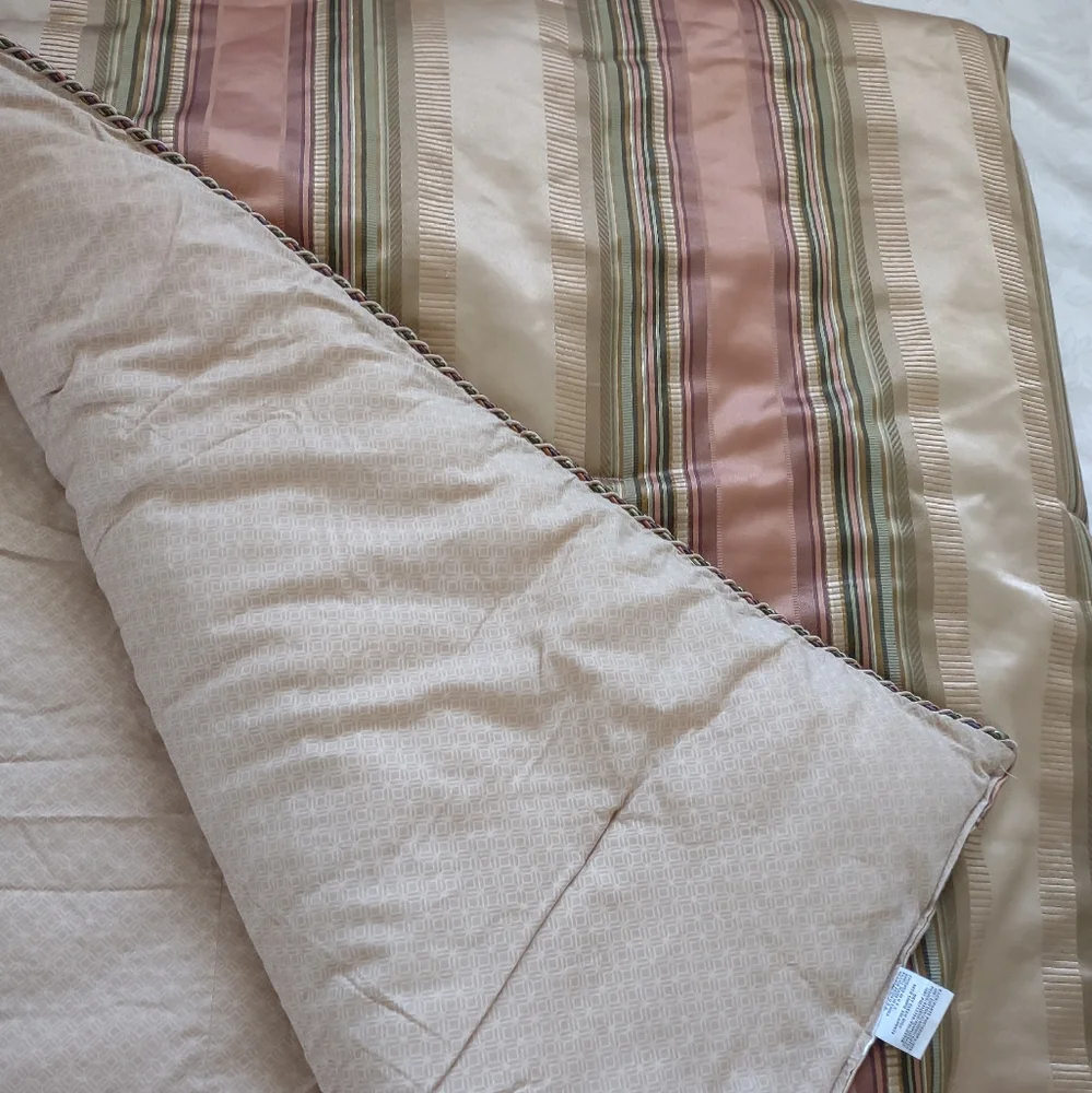 Croscill Comforter Carrington Stripes Twisted Cord Trim + Bedskirt